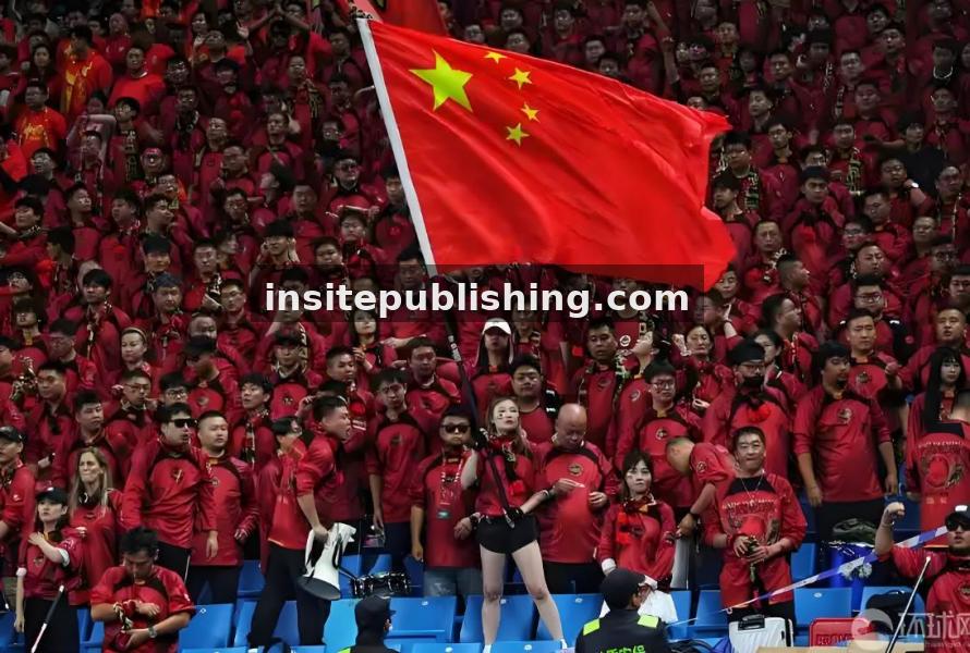 看个球编辑部内容生产工作场景配图